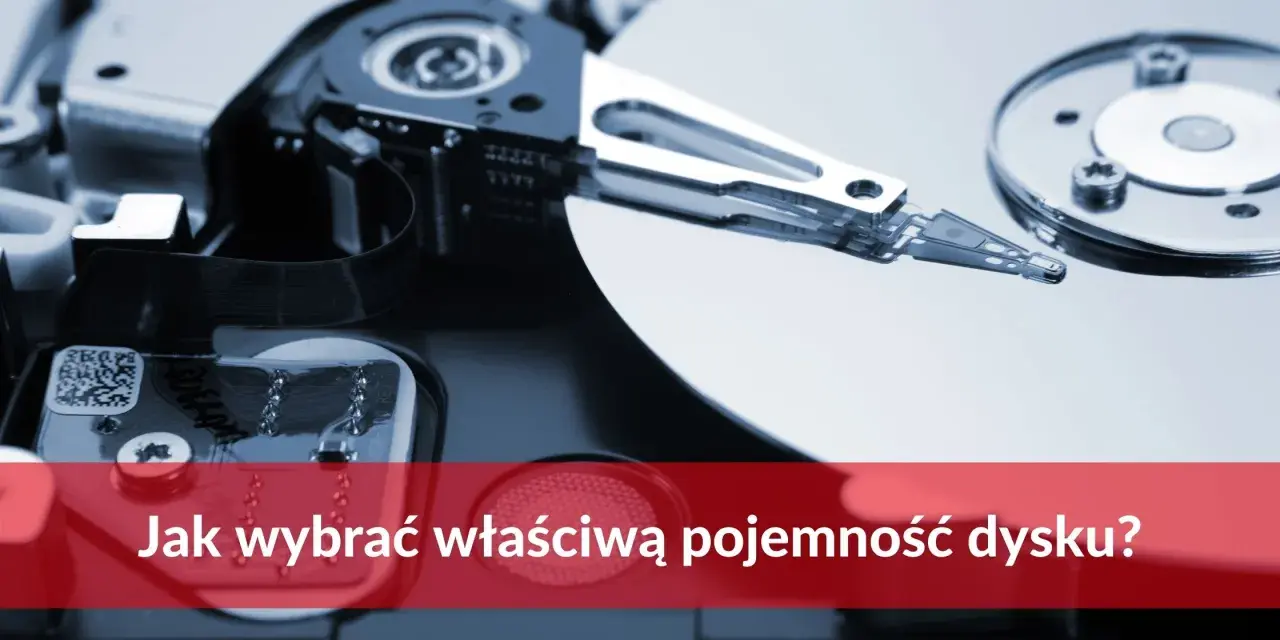 Wnętrze dysku twardego, z widocznymi talerzami i głowicami. Tekst: "Jak wybrać właściwą pojemność dysku?".
