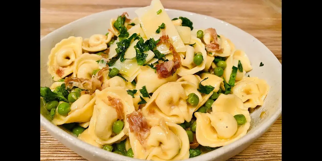 Tortellini z prosciutto: najlepsze sosy i dodatki, które zaskoczą