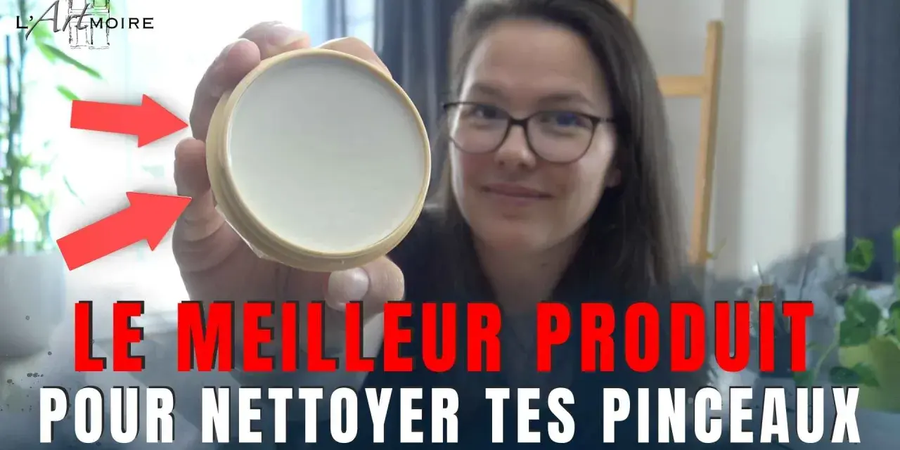 Une femme présente un produit pour nettoyer la peinture acrylique. Le meilleur nettoyant pour tes pinceaux.