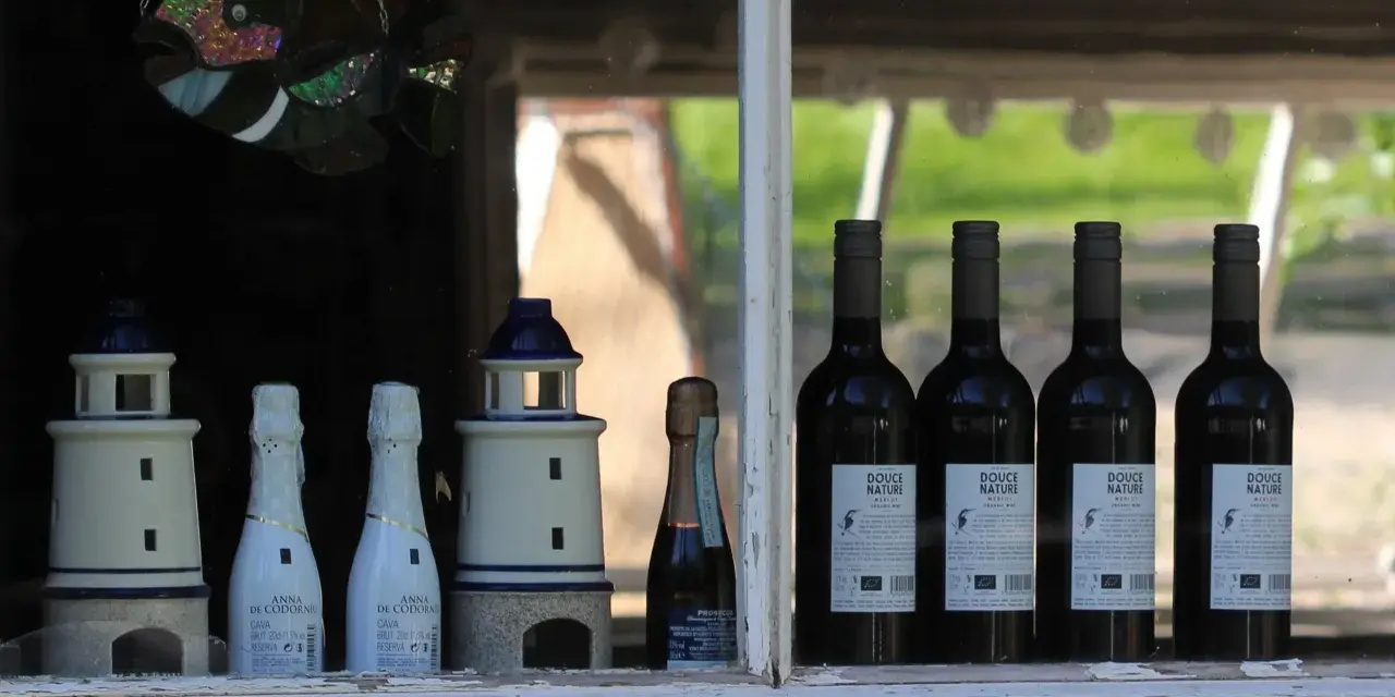 Dwa ozdobne latarnie morskie, butelki Cava, Prosecco i wina "Douce Nature" - czy wino to alkohol?