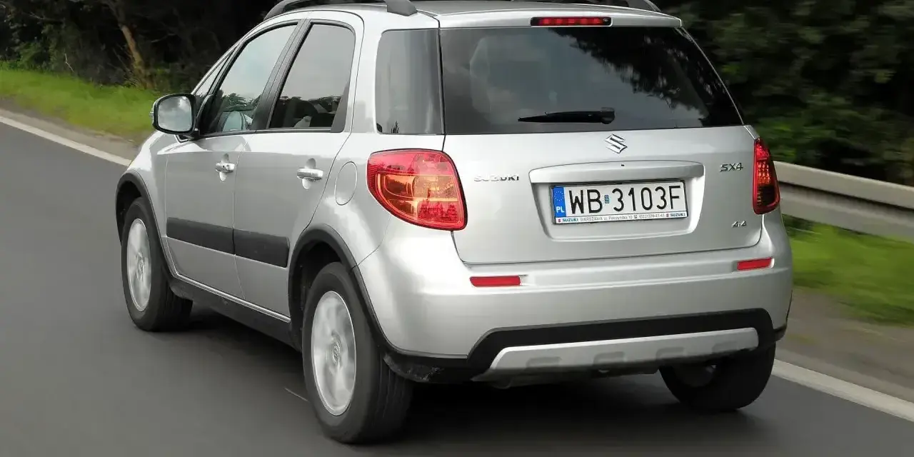 Srebrny Suzuki SX4 1.6 benzyna w ruchu drogowym, widok z tyłu.