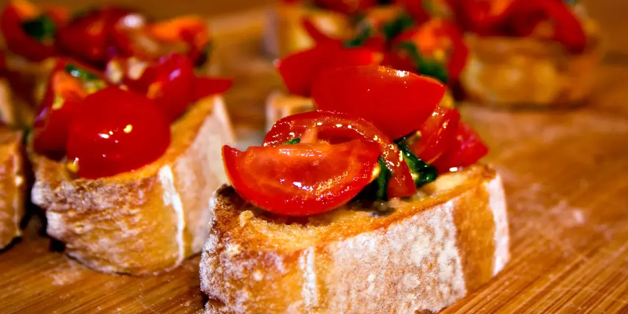 Knuspriges Brot mit frischen Tomaten und Basilikum – ein authentisches italienisches rezept bruschetta original italienisch.