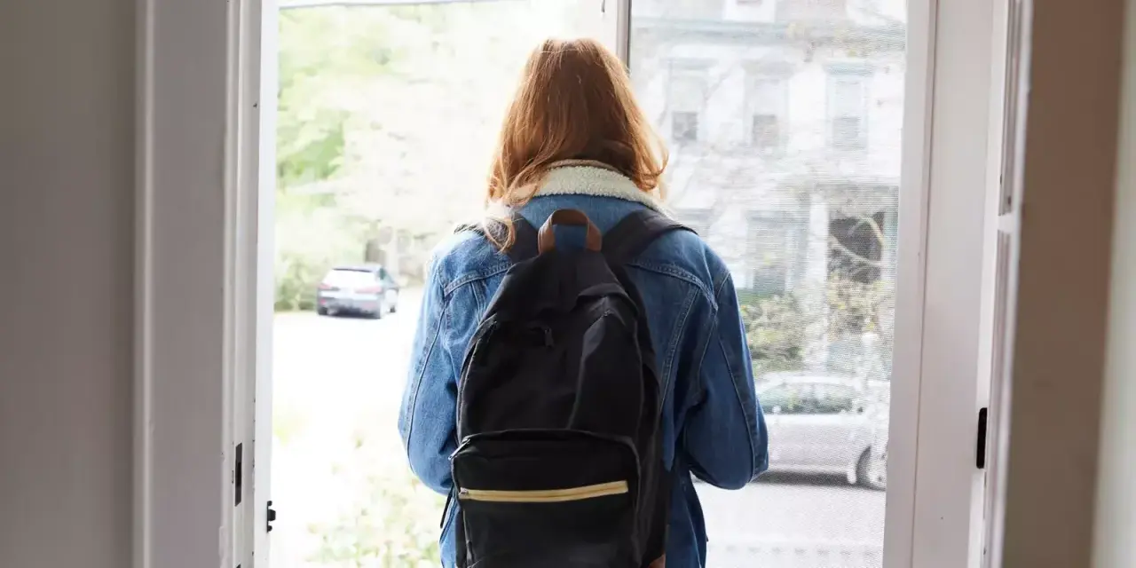 Ragazza con zaino, forse alle prese con i sintomi ADHD adulti donne, esce di casa.