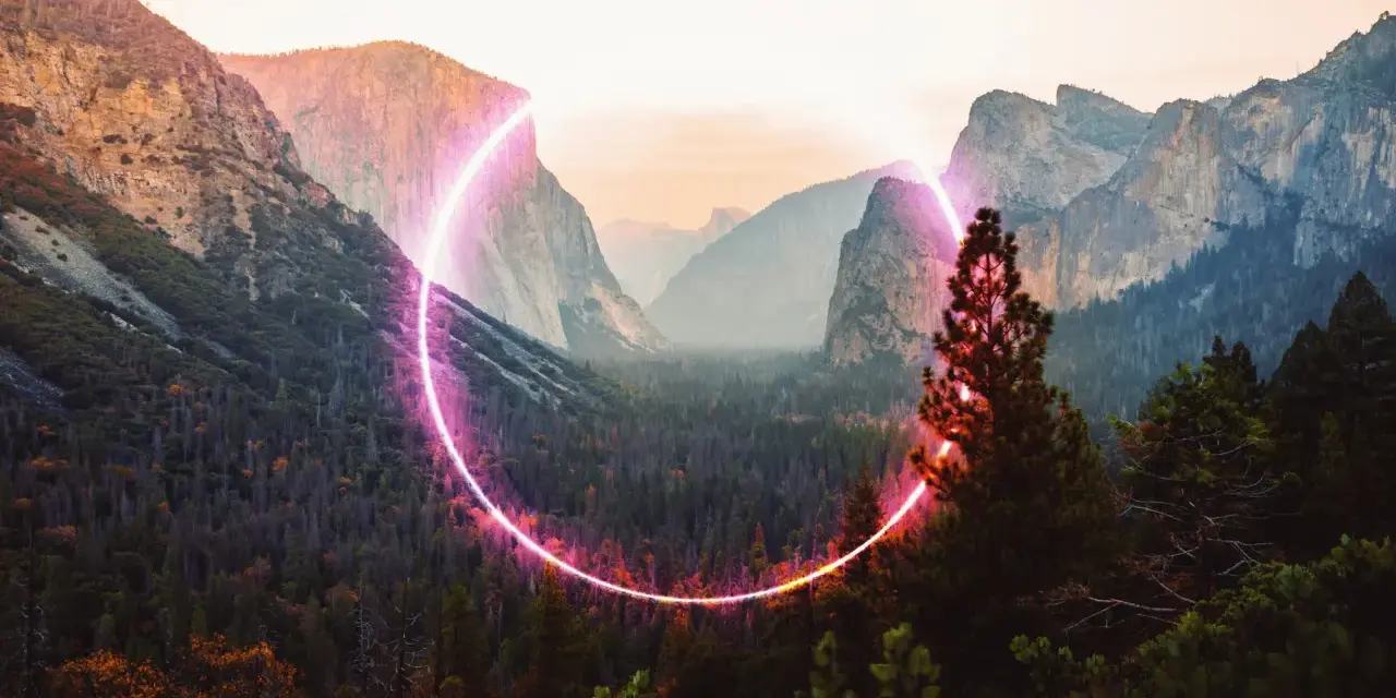 Góry Yosemite otoczone neonowym kręgiem, jakby symbolizującym 7 rok numerologiczny.