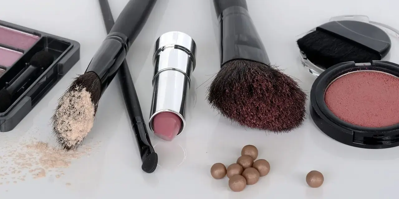 Naturalny makijaż: Jak zamaskować pryszcza bez efektu maski?