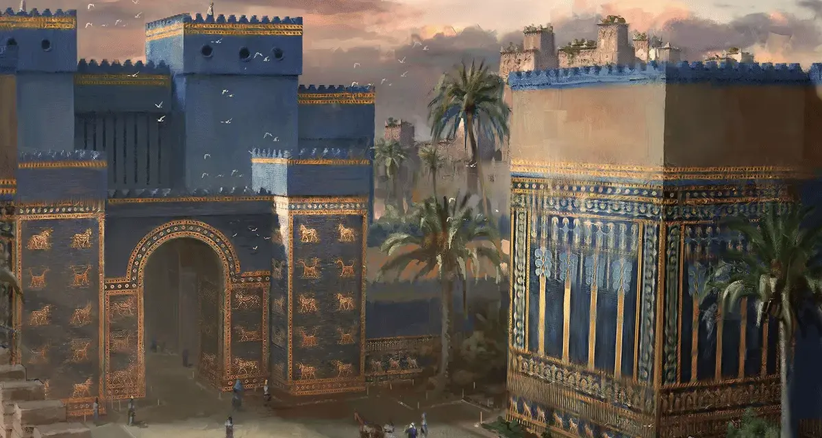 La porte d'Ishtar, monumentale et bleue, ornée de lions dorés, s'élève majestueusement sous un ciel crépusculaire. Des palmiers et des silhouettes humaines animent ce paysage antique.