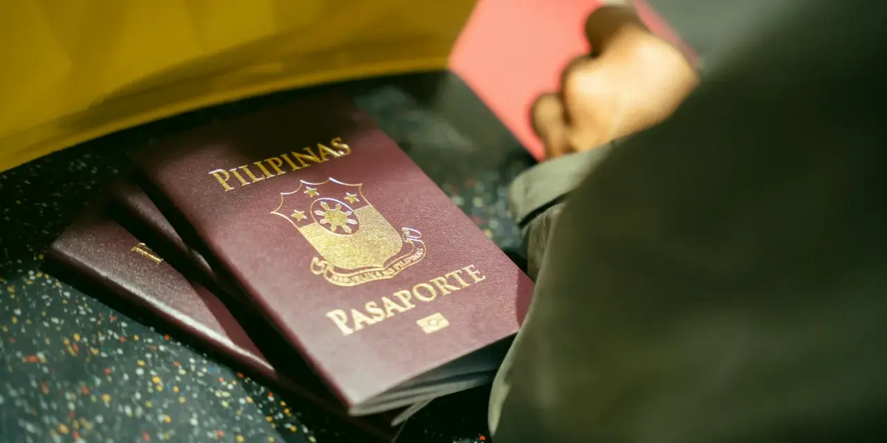 Kilka paszportów Filipin leży na powierzchni.