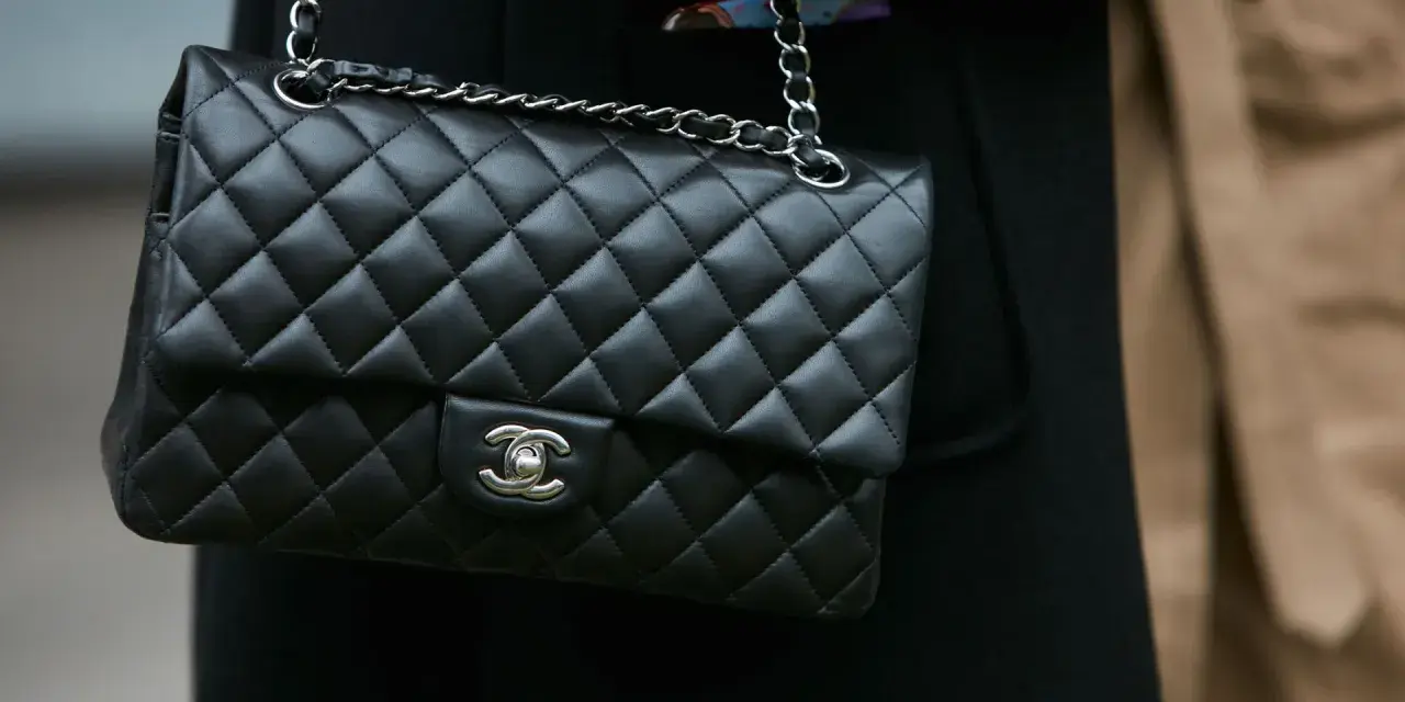Czarna pikowana torebka Chanel z łańcuszkiem. Zastanawiasz się, ile kosztuje torebka Chanel?