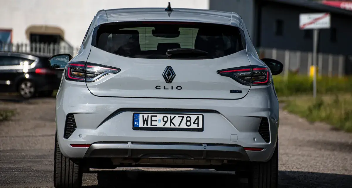 Szare Clio 5 z polskimi tablicami WE 9K784 stoi na drodze.