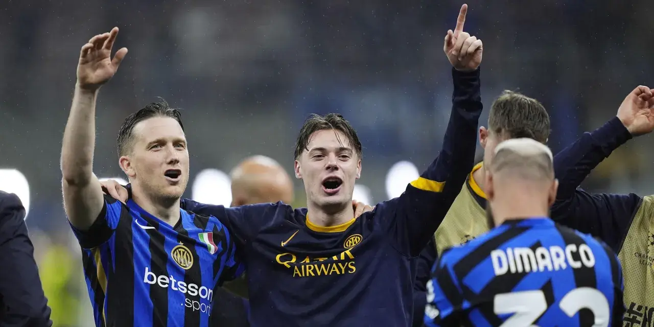 Piłkarze Interu, w tym Polacy w Serie A, świętują zwycięstwo.