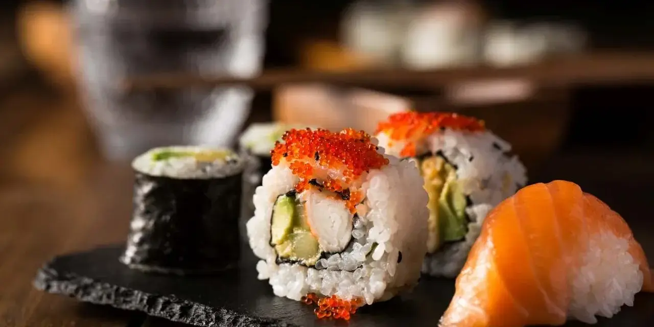 Z czym można zrobić sushi? Odkryj nietypowe składniki i pomysły