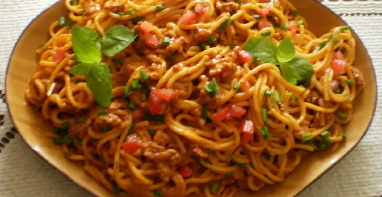Spaghetti bolognese – prosty przepis. Aromatyczny sos mięsny z pomidorami i bazylią na złocistym makaronie.