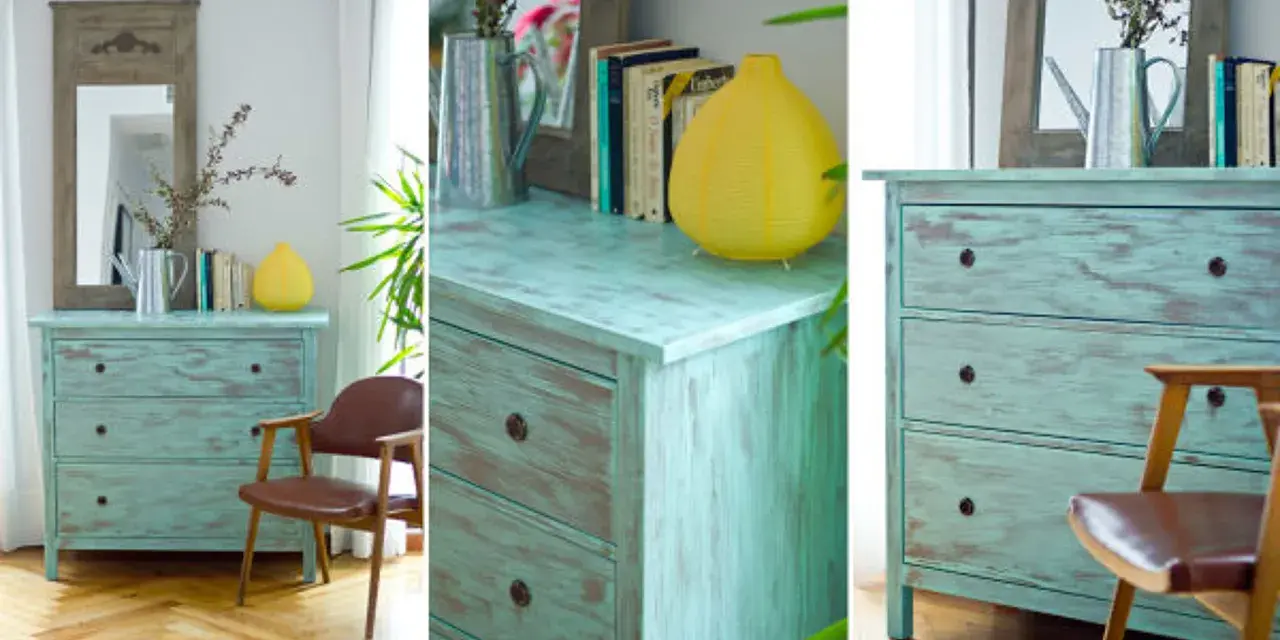Cómoda de madera con acabado desgastado, técnica de envejecer muebles de madera, junto a una silla de cuero y un espejo.