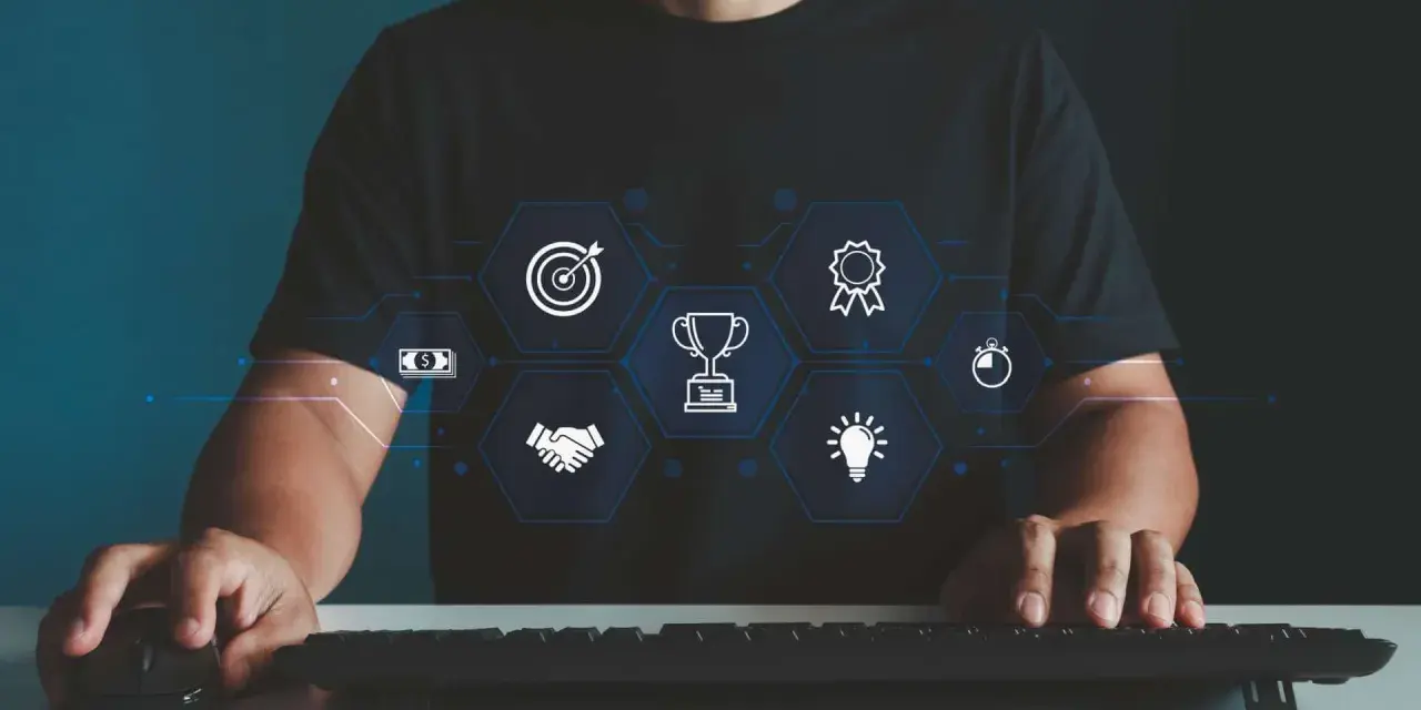 Uomo al computer con icone di successo, obiettivi e denaro. Un preventivo di spesa digitale.