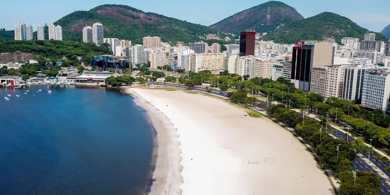 Widok na plażę i miasto w Rio de Janeiro. Czy Brazylia jest w Europie? Nie, to Ameryka Południowa!