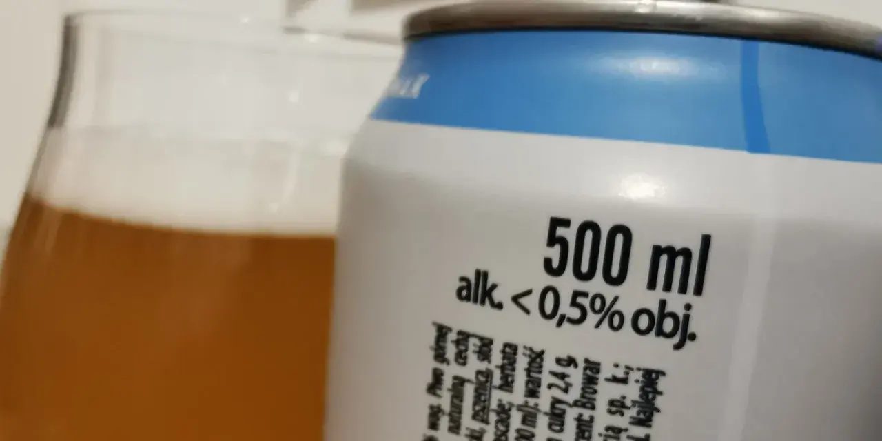 Szklanka piwa i puszka z informacją "alk. < 0,5% obj.". Zastanawiasz się, ile promili po jednym piwie? To piwo ma poniżej 0,5% alkoholu.