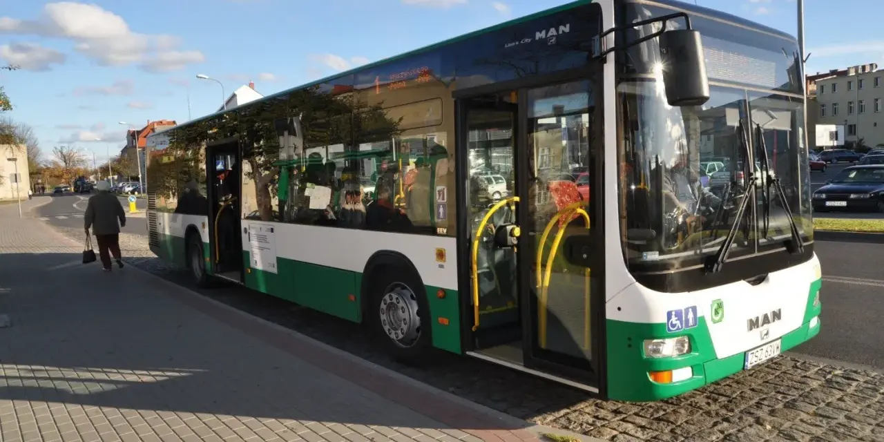 Autobus MAN na przystanku w Szczecinku. Sprawdzam km szczecinek rozkład jazdy, by zdążyć na czas.