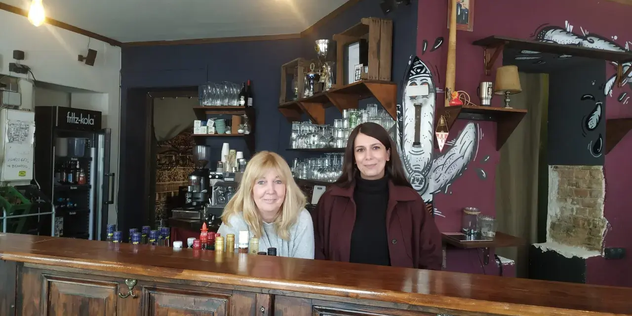 Zwei Frauen hinter einer Theke, bereit für Gäste. Hier gibt es Zimt und Zunder für jeden Geschmack.