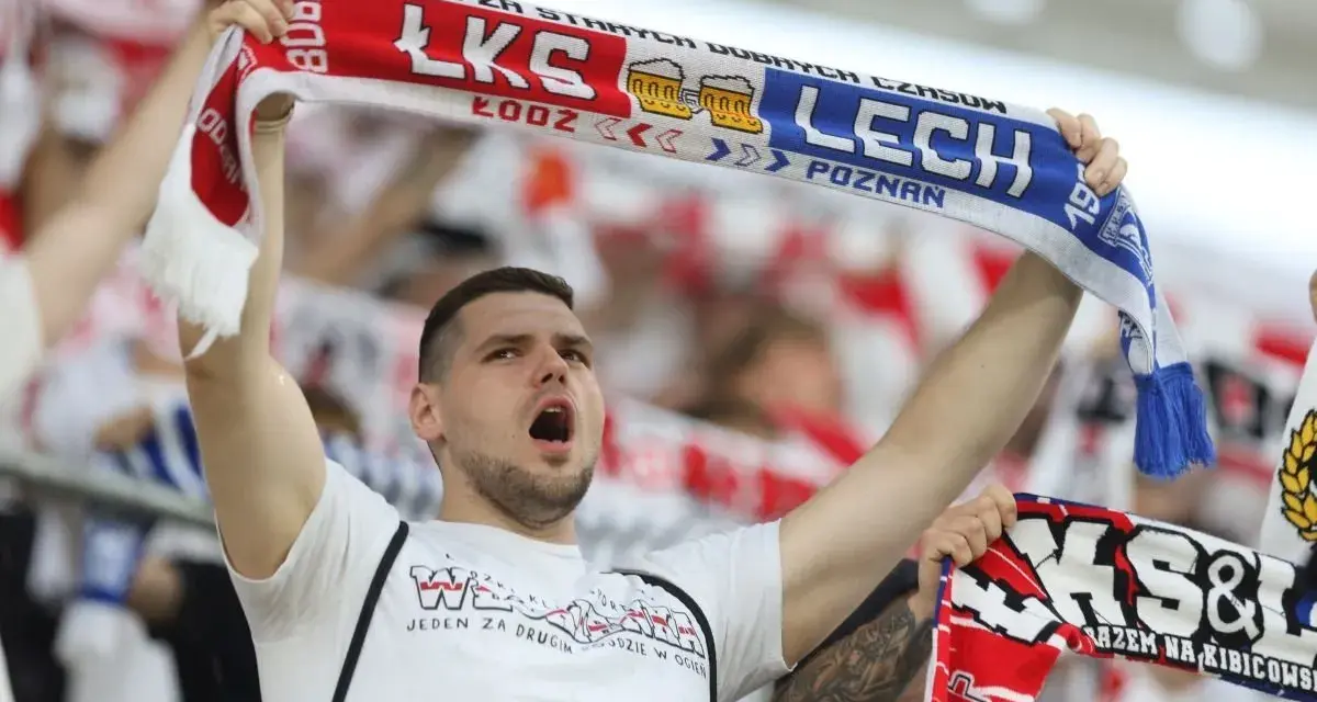 Młody kibic z szalikiem ŁKS Łódź i Lecha Poznań. Fani wspierają swoje drużyny, a my czekamy na kolejne łks łódź transfery.