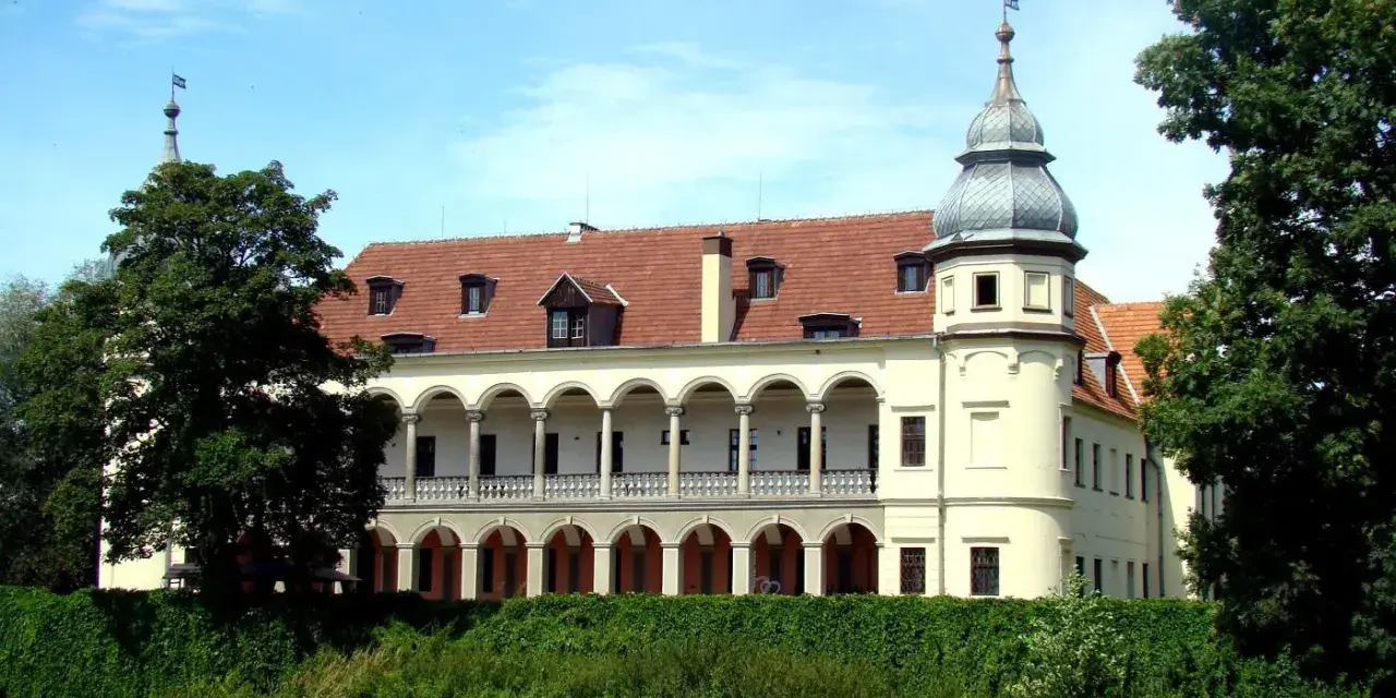 Pałac w Krobielowicach z arkadowym krużgankiem i wieżyczką.