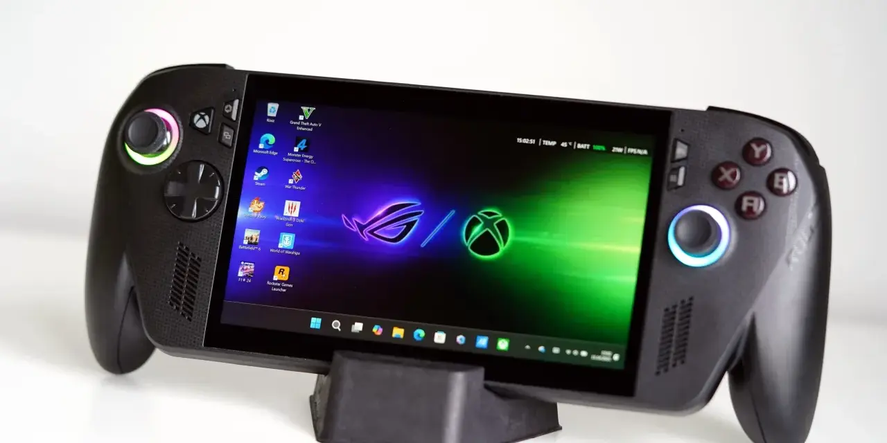 Przenośna konsola gamingowa z kontrolerami, ekranem wyświetlającym pulpit z ikonami gier i logo Xbox. To idealne urządzenie dla graczy, którzy chcą zabrać swoje ulubione tytuły wszędzie, nawet te z Xbox Game Pass.