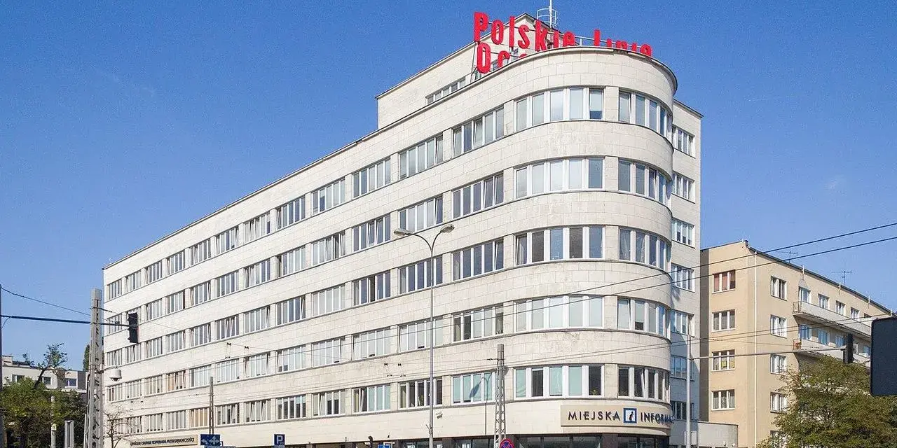 Charakterystyczny budynek z czerwonym napisem "Polska Linia" to ważny punkt gdyńskiego szlaku modernizmu.