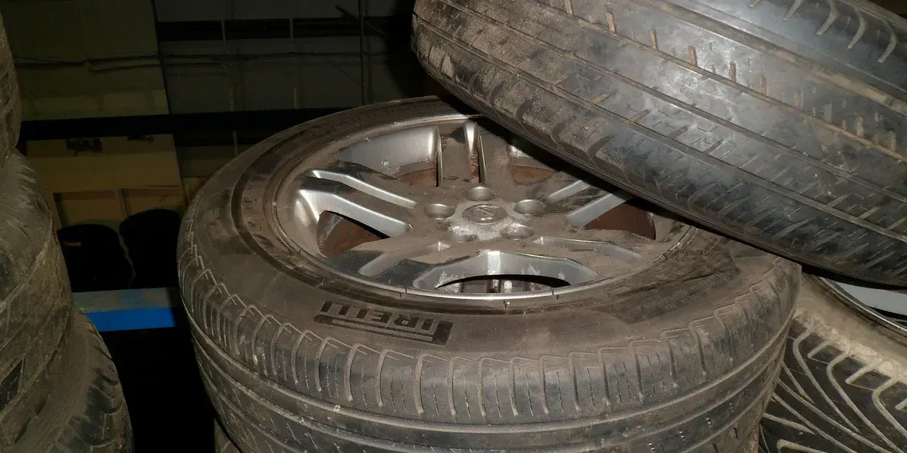 Pneumatici usurati in pila, un promemoria visivo su quando cambiare le gomme per la sicurezza stradale.