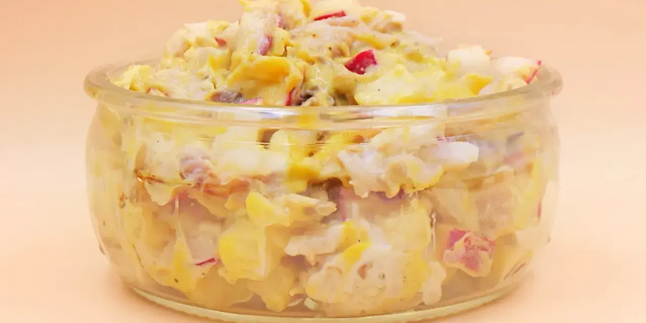 Pyszna pasta z rzodkiewki z ziemniakami i jajkiem, podana w szklanym naczyniu.