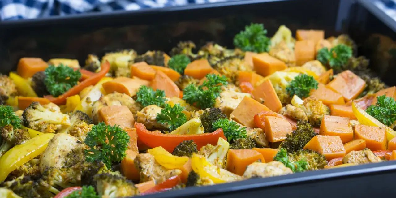 Ofenblech mit Hähnchen, Brokkoli, Süßkartoffeln und Paprika, garniert mit Petersilie. Perfekt für histaminarme Rezepte.
