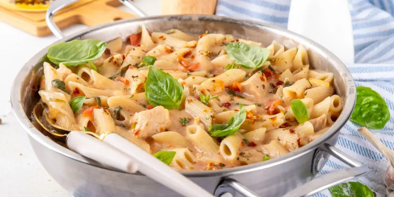 Penne z kurczakiem w sosie śmietanowym – prosty przepis na obiad