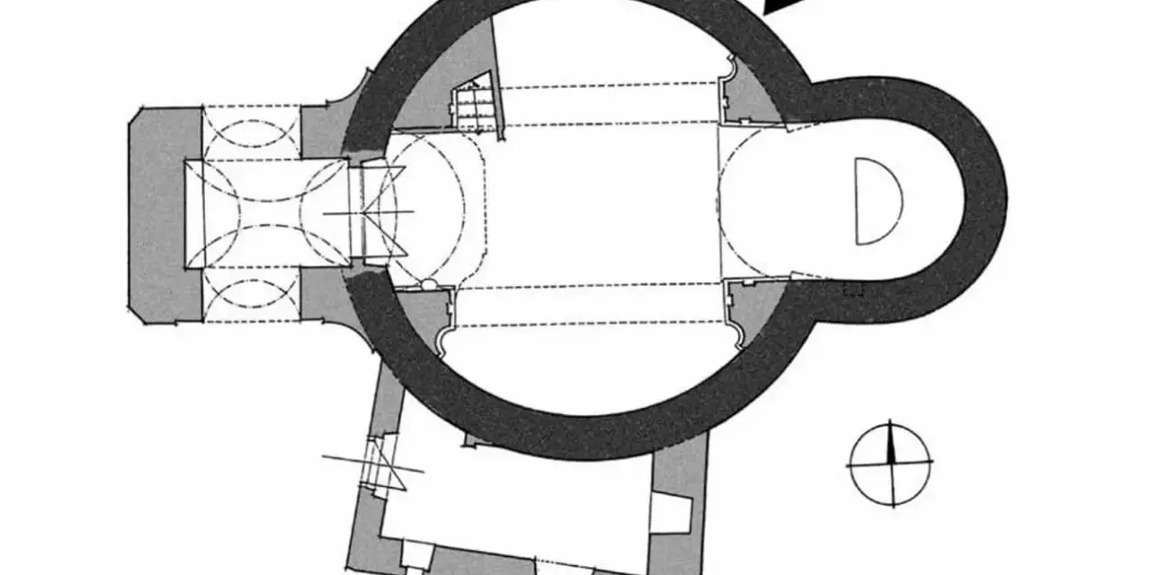 Plan architektoniczny budowli z centralną rotundą, absydą i przylegającymi pomieszczeniami. Skala 5m.