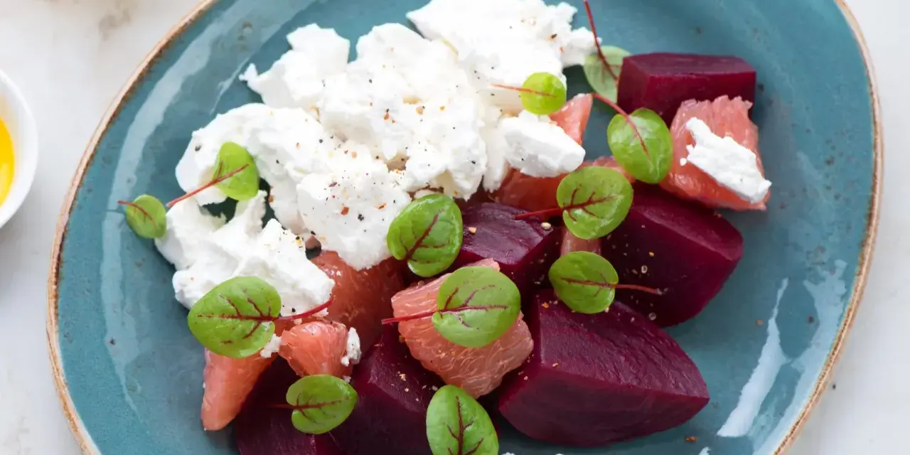 Sałatka z buraków, grejpfruta i sera feta. Idealne lekkie śniadanie, pełne smaku i koloru.