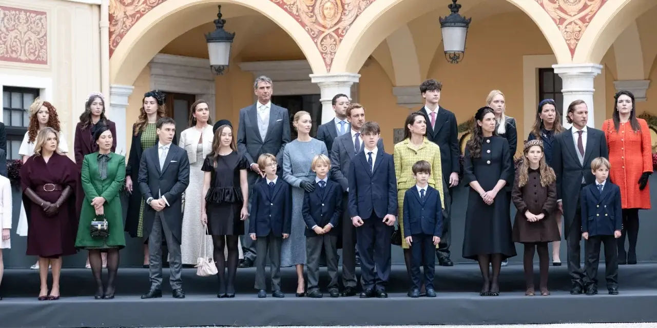 Carolina di Monaco e la sua famiglia posano in un cortile.