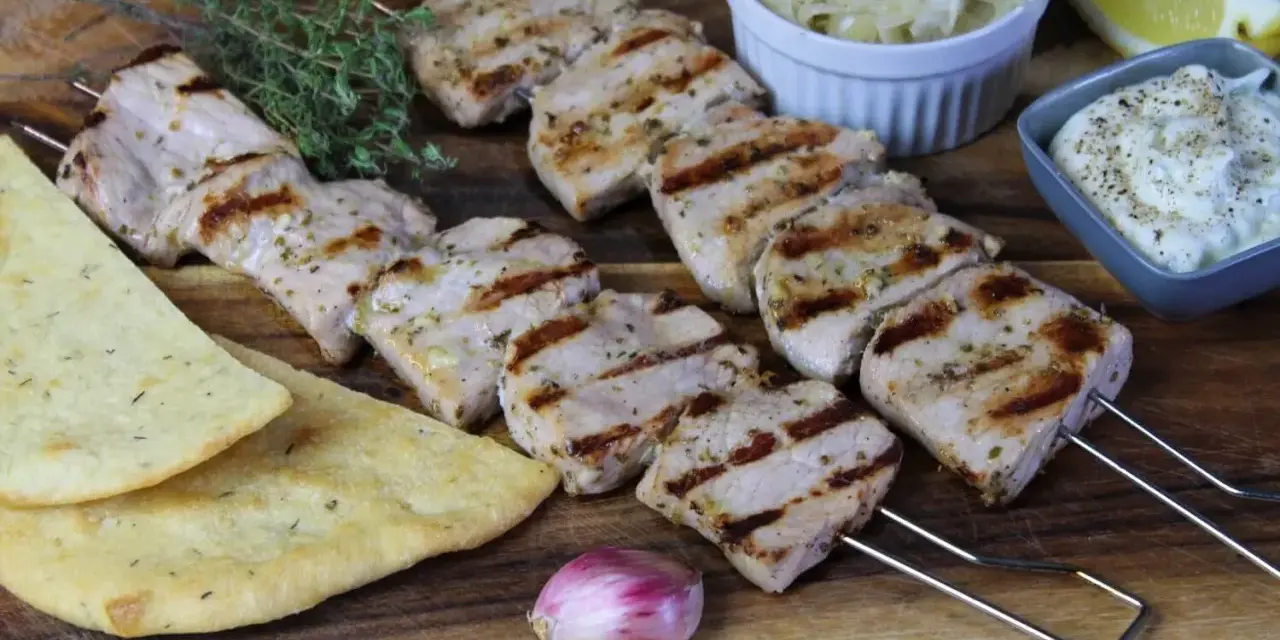 Saftige Souvlaki-Spieße vom Grill, dazu Fladenbrot, Tzatziki und Krautsalat. Ein tolles Souvlaki Rezept für den Sommer.