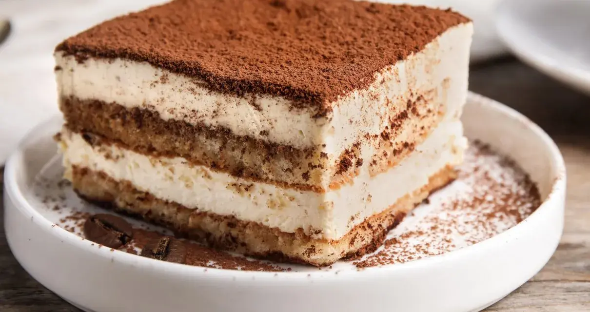Pyszny kawałek tiramisu, idealny na deser. Ten przepis na tiramisu jest prosty i szybki.
