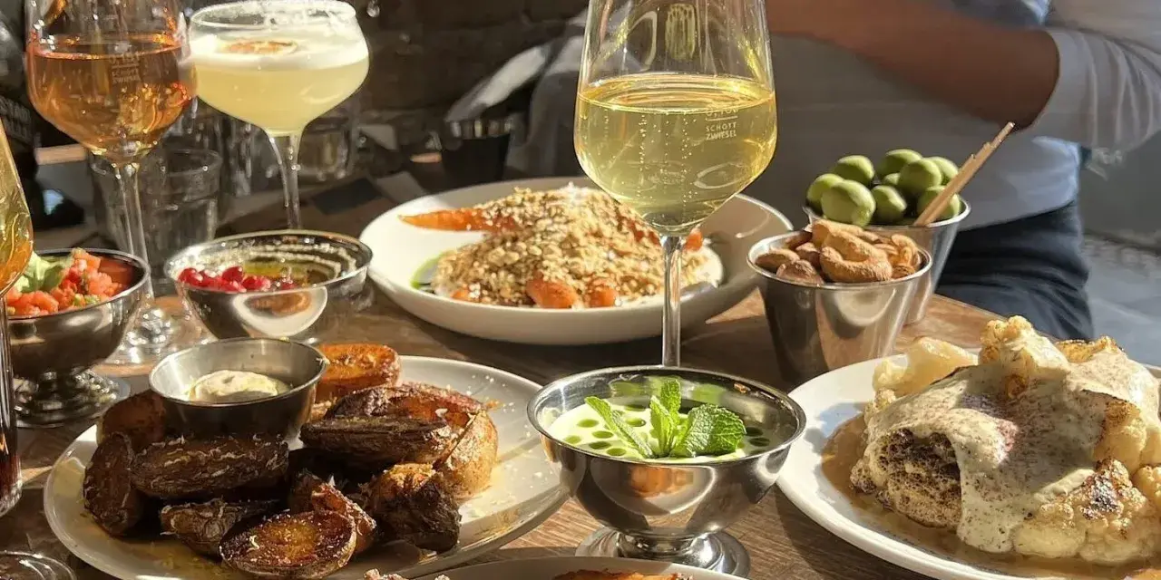 Leckeres Essen und Getränke im yamyam Berlin: geröstete Kartoffeln, Blumenkohl, Oliven und Cocktails.