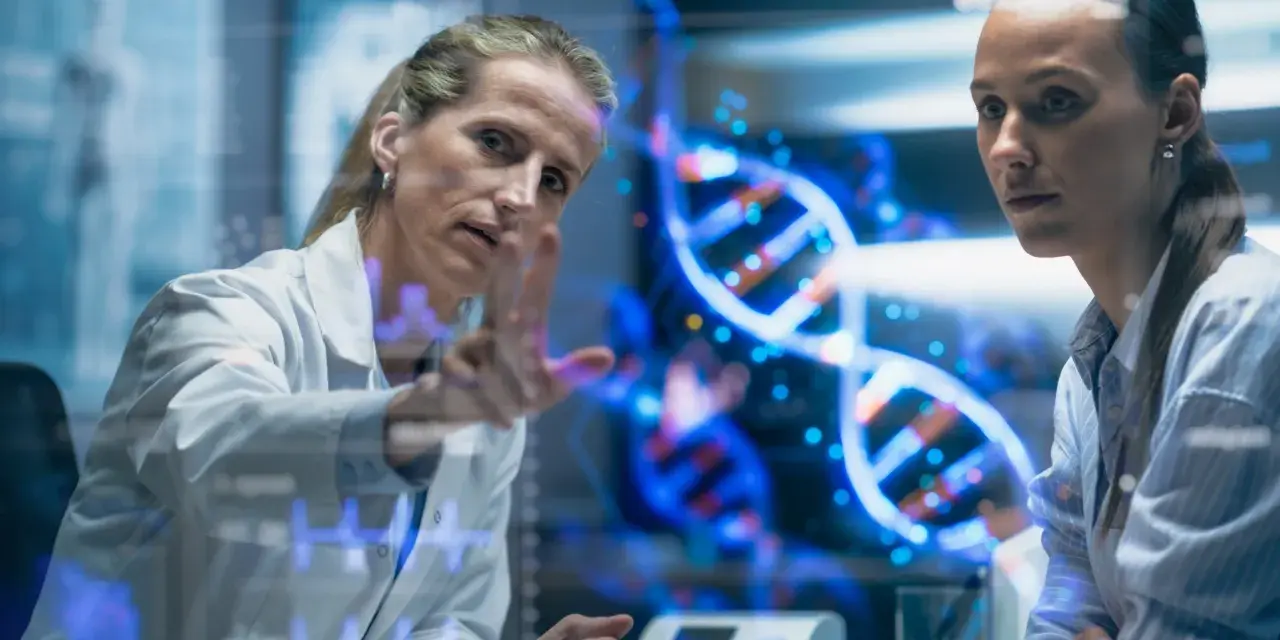 Naukowczyni analizuje strukturę DNA, dyskutując z koleżanką, czy to geny czy wychowanie kształtują człowieka.