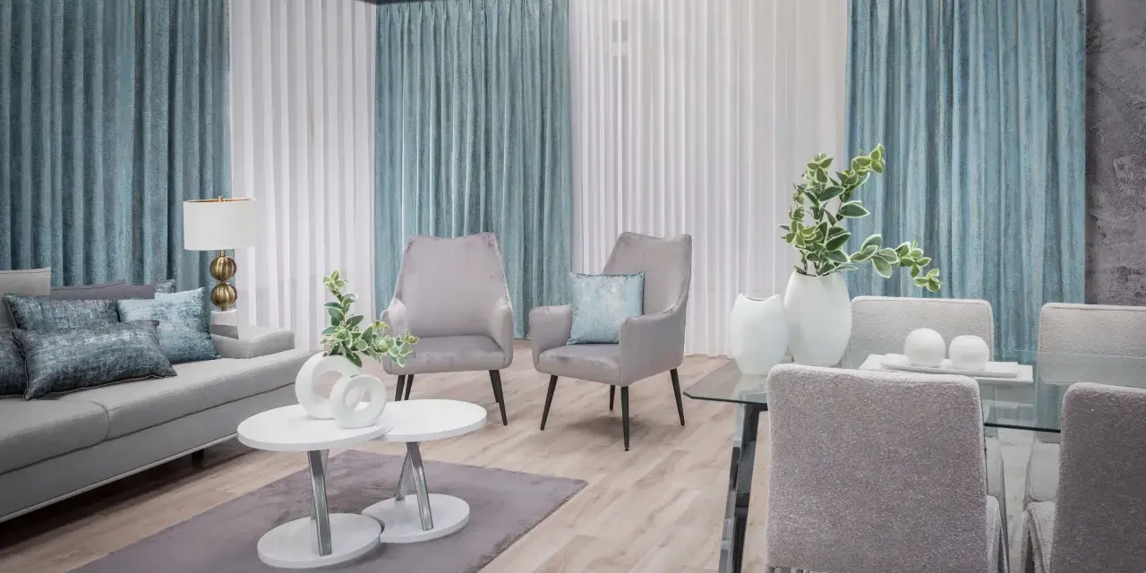 Jakie są modne firany do salonu – trendy, które odmienią wnętrze