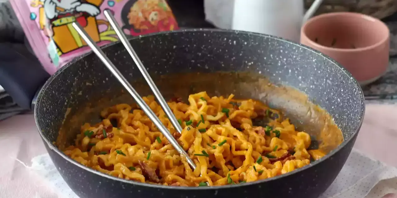 Pikantny buldak carbonara w patelni, gotowy do jedzenia.