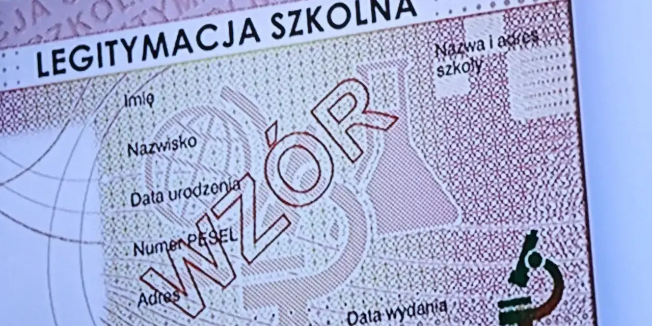 Fragment legitymacji szkolnej z napisem "WZÓR" i mikroskopem.
