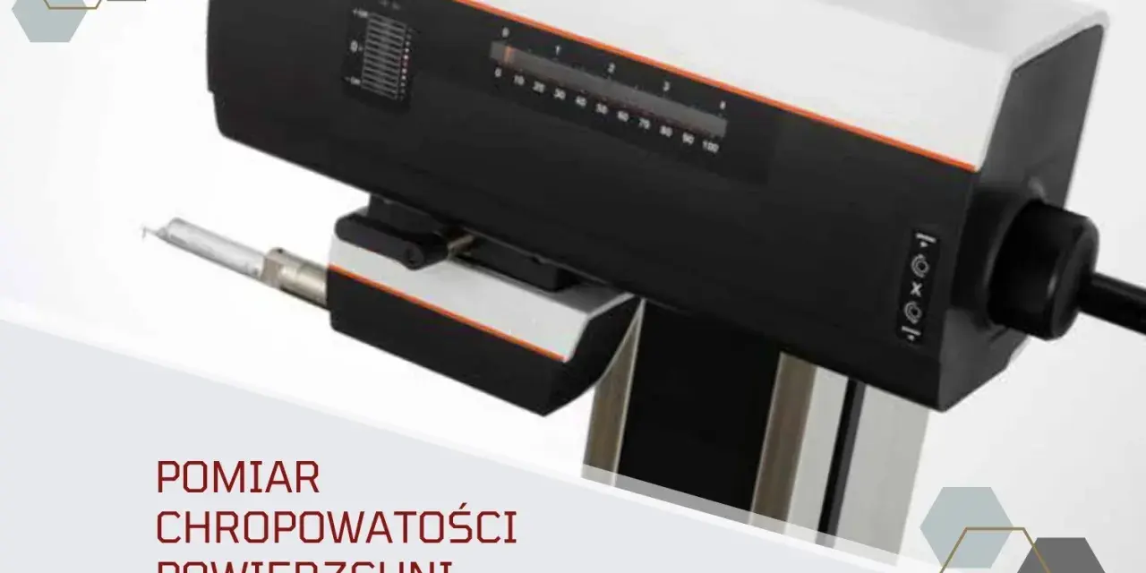 Precyzyjny pomiar chropowatości powierzchni za pomocą nowoczesnego urządzenia. Poznaj metody i przyrządy do oceny klas chropowatości.