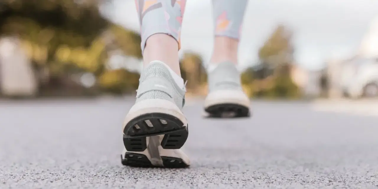 Passi leggeri su un sentiero, un invito a muoversi. Camminare è il miglior sport contro la depressione, un passo alla volta verso il benessere.
