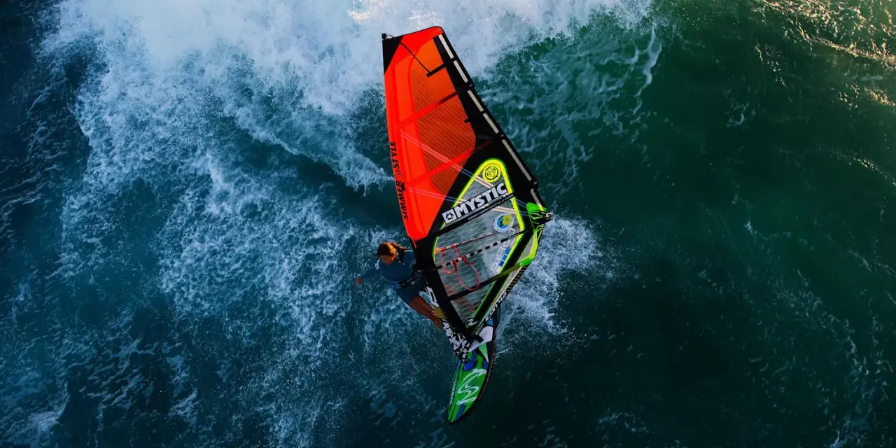 Windsurfing: Co to jest? Jak zacząć i poczuć wiatr w żaglach?