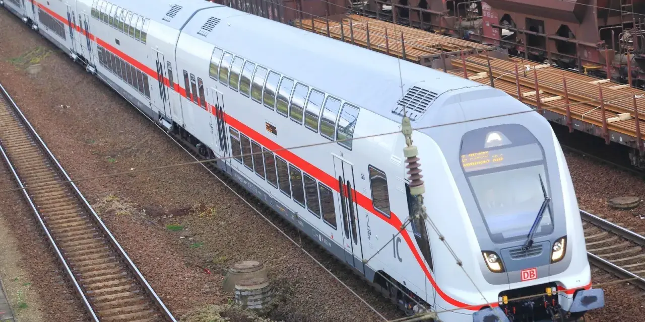 Moderner Doppelstockzug der DB, bereit für die nächste Fahrt.