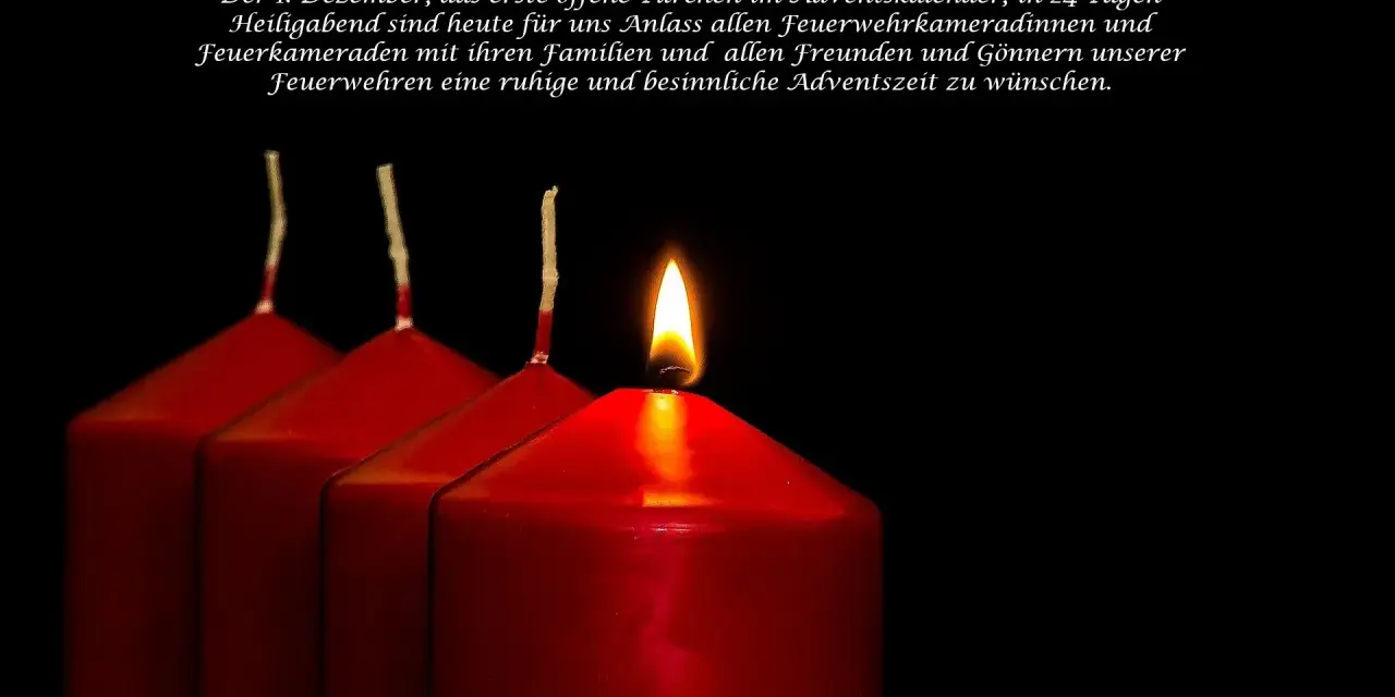 Vier rote Kerzen, eine brennend, symbolisieren den christlichen gesegneten 1. Advent.