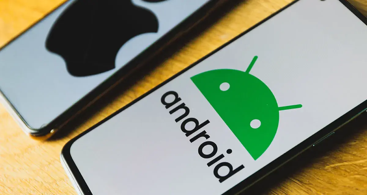 Dwa telefony, jeden z logo Android, drugi z logo Apple. Dowiedz się, jak włączyć transmisję danych w telefonie.