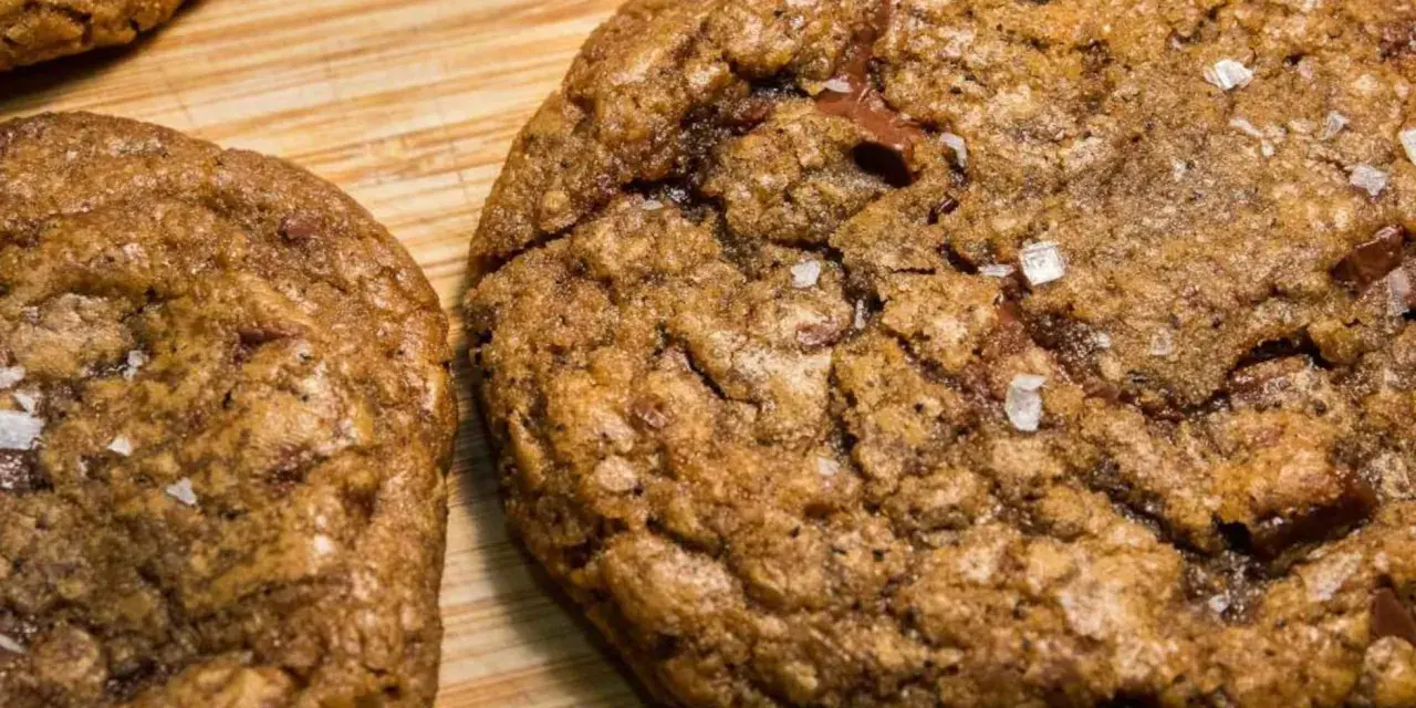 Galletas cookies caseras con trozos de chocolate y sal marina, recién horneadas y listas para disfrutar.