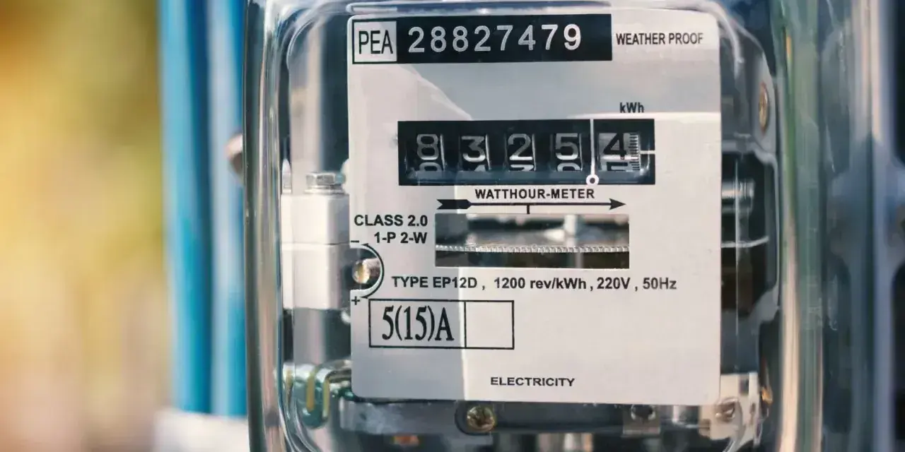 Licznik energii elektrycznej pokazuje wysokie zużycie prądu w domu. Przyczyny dużego zużycia prądu w domu mogą być różne, np. stare urządzenia.