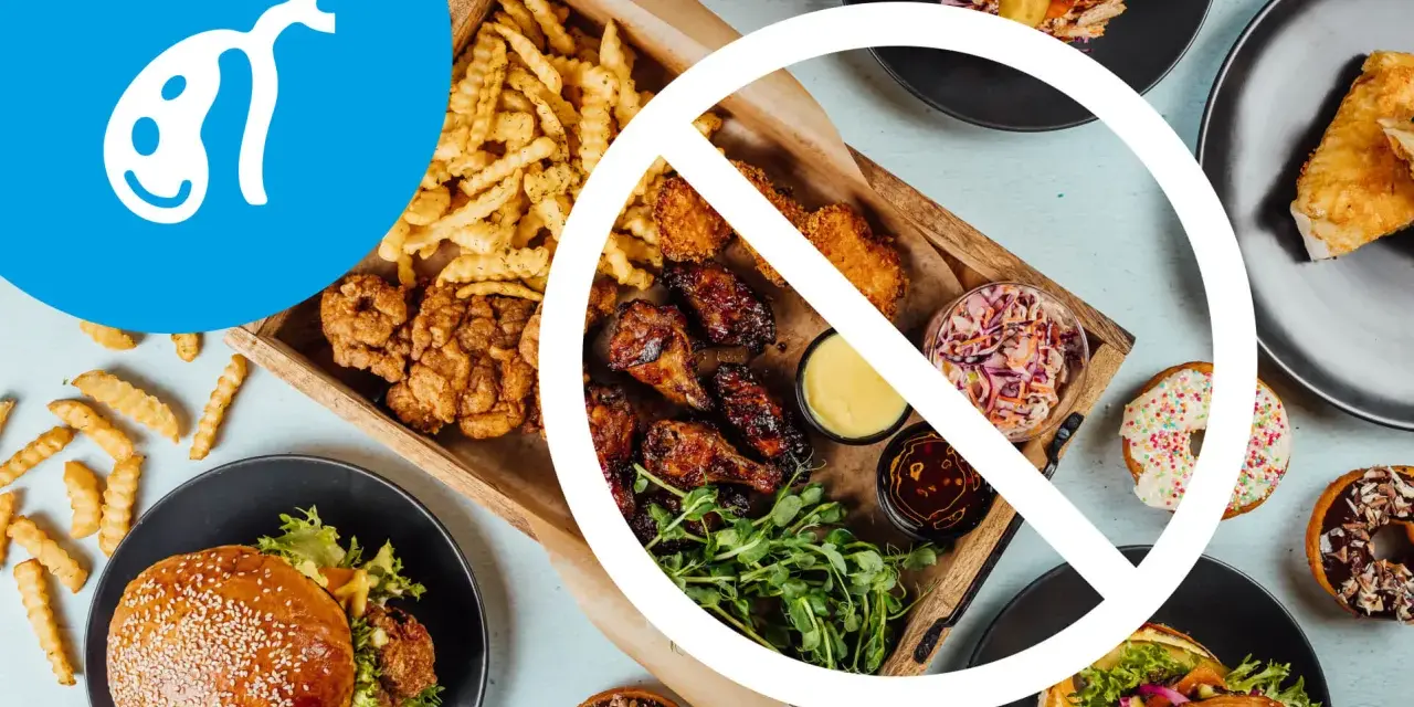Symbol woreczka żółciowego i zakazane jedzenie typu fast food. Dieta dla woreczka żółciowego powinna unikać takich potraw.