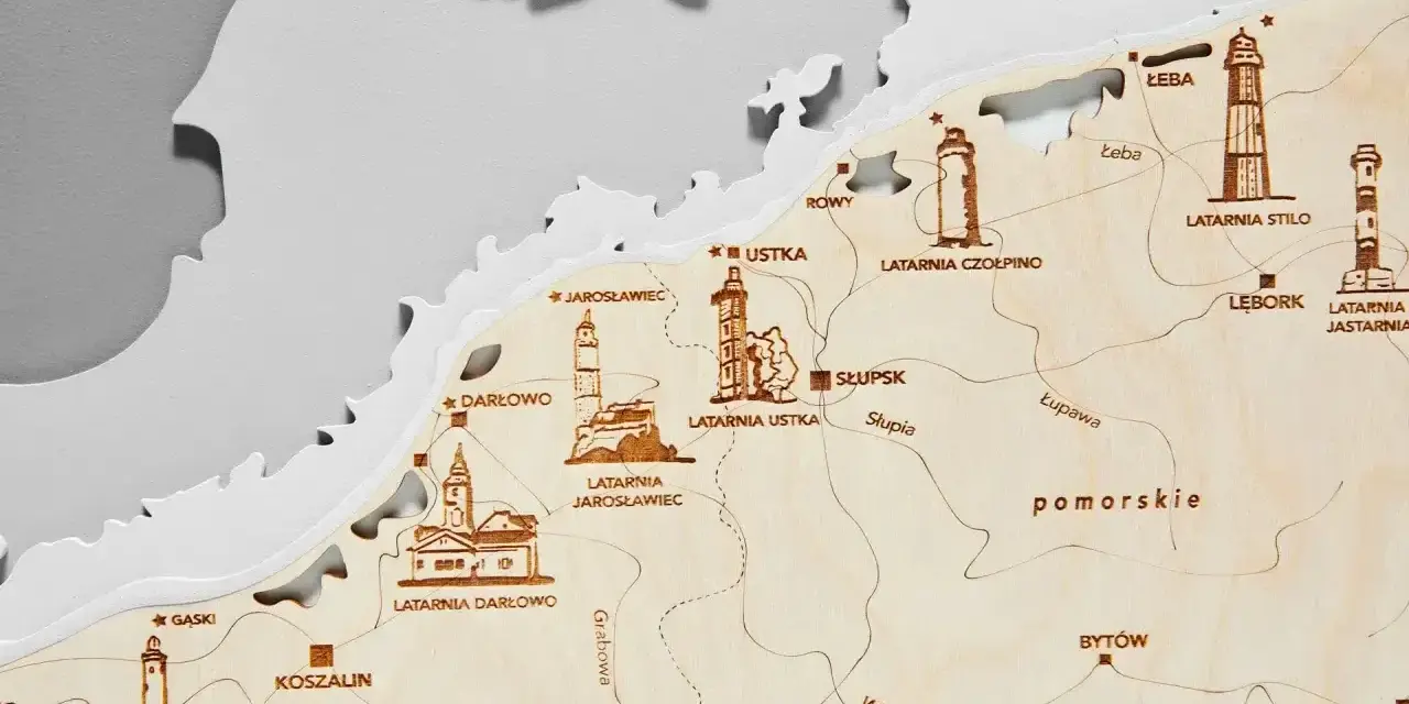 Mapa drewniana z zaznaczonymi latarniami morskimi w Polsce. Widoczne m.in. latarnie w Darłowie, Ustce, Jarosławcu, Czołpinie, Stilo i Jastarni.